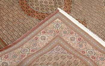 Matta, Täbris, part silk, s.k. 50 Radj, ca 300 x 250 cm.