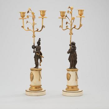 KANDELABRAR, för två ljus, ett par. Sengustavianska, omkring år 1800.