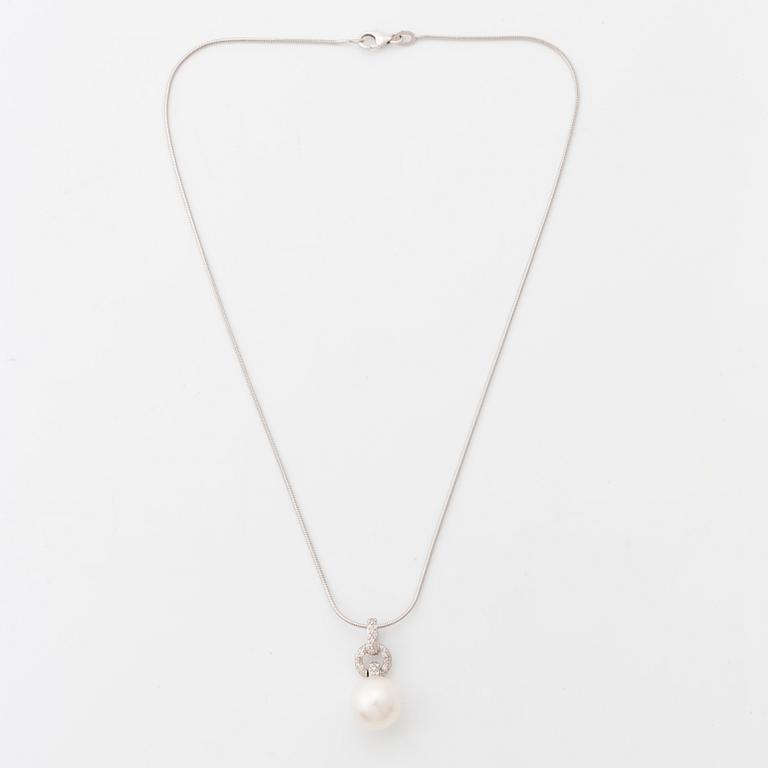 White gold, cultured pearl and brilliant cut diamond necklace, Golden Lady.