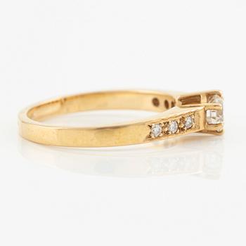 Ring in 18K gold with round brilliant-cut diamonds.