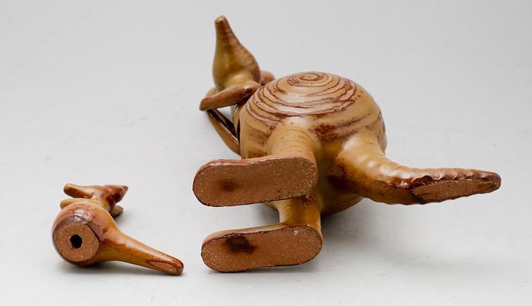 FIGURER, 2 st, stengods, "Känguru", Lisa Larson, Gustavsberg, 1960-/1970-tal.