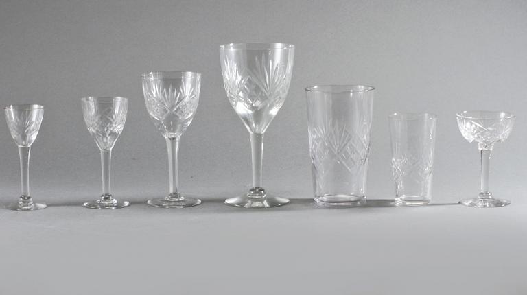 GLASSERVIS, 85 delar, Helgaliknande modell, 1900-tal.