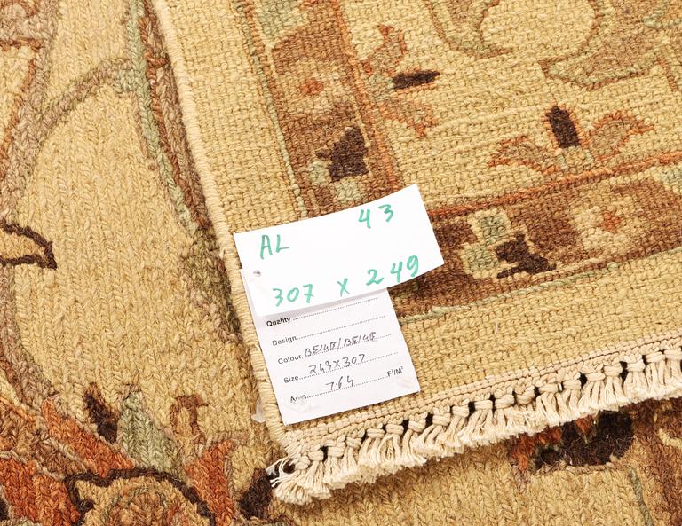 An oriental carpet with a Zeiglar pattern, c. 307 x 249 cm.