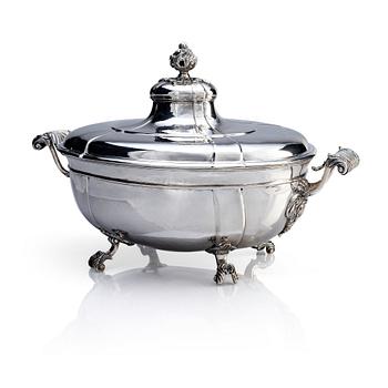 353. A Baltic 18th century silver tureen with lid. Mark on the lid Johann Leonhard Mörck, Mitau (active 1755-1790).