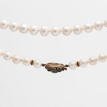 Pearl necklace cultured freshwater pearls, clasp 18>k gold, silver w red-brown stone amd rose-cuts.