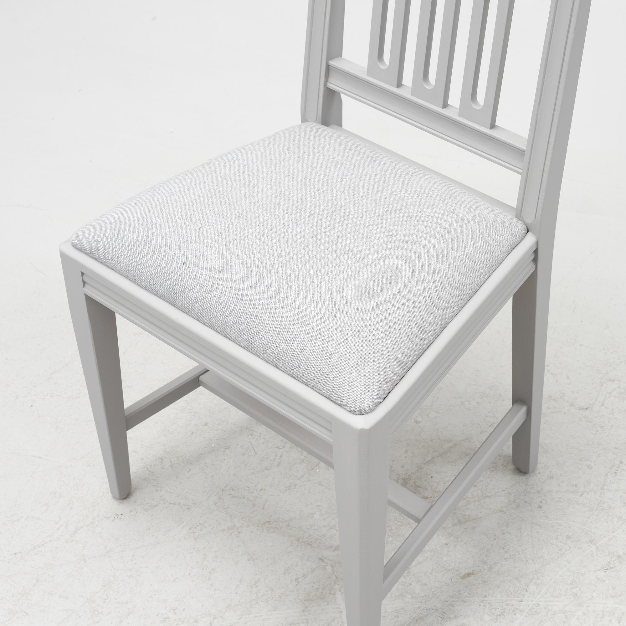 A Gustavian style dining table with twelve chairs, late 20th century.