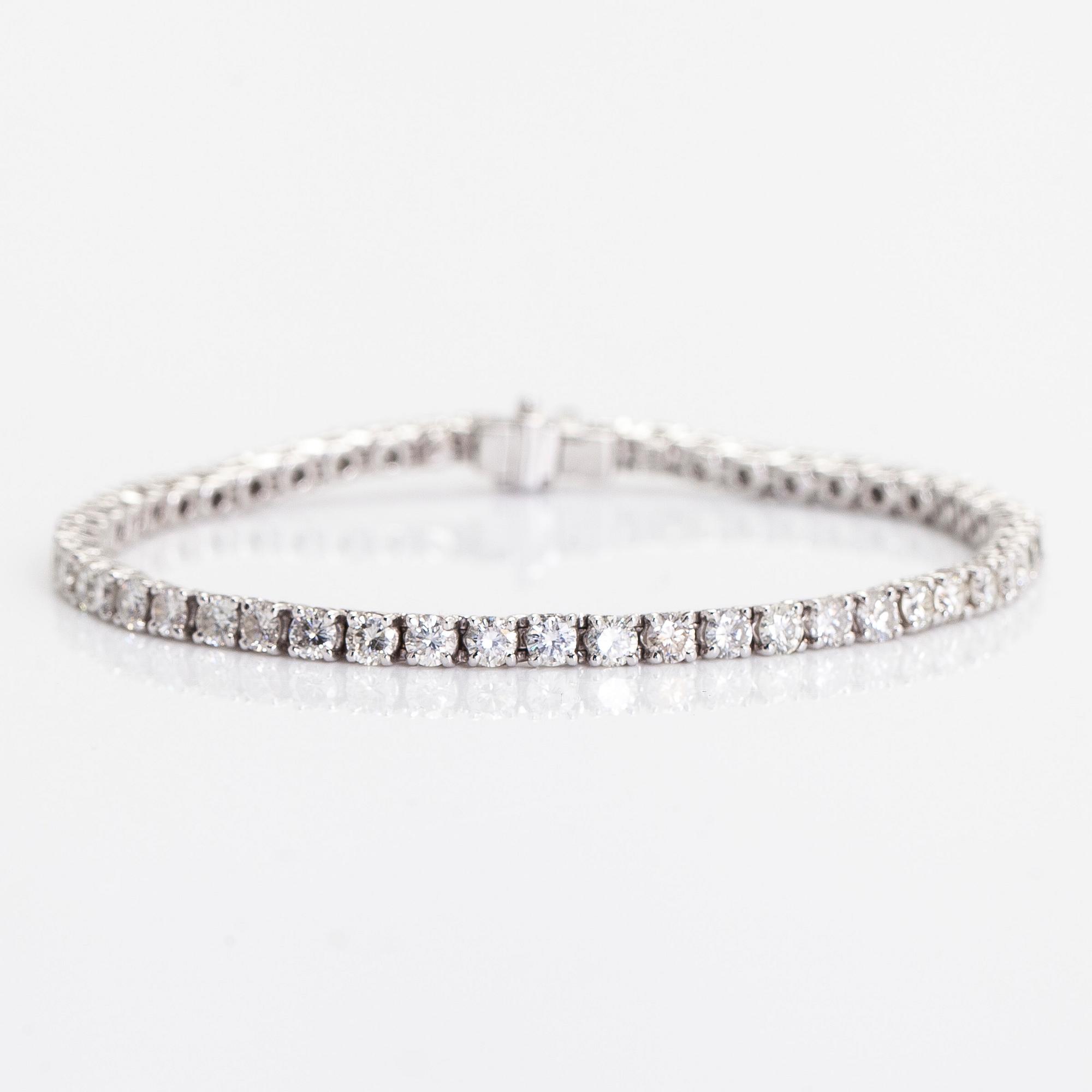 Tennisarmband, 18K vitguld med briljantslipade diamanter totalt ca 5.20 ct.
