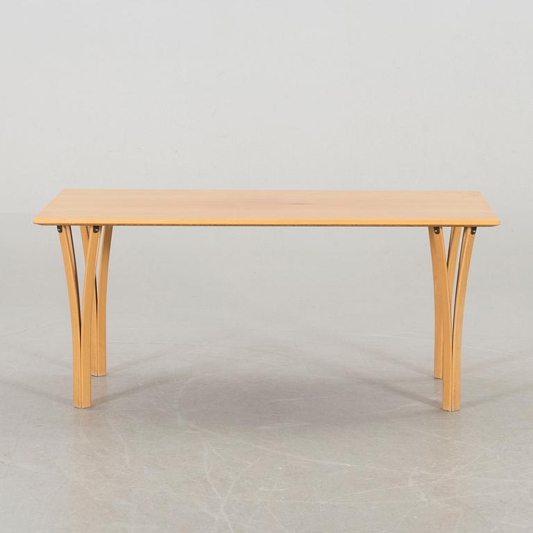 A FRITZ HANSEN SOFA TABLE.