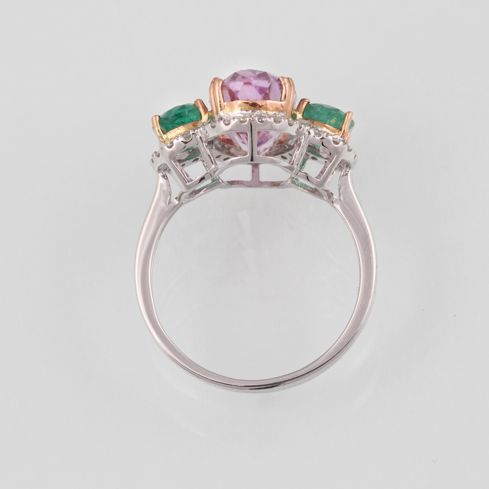 RING, 18K vitguld med kunzit ca 5.36 ct, 2 smaragder ca 1.43 samt briljantslipade diamanter ca 0.24 ct. Vikt 5,0 gram.