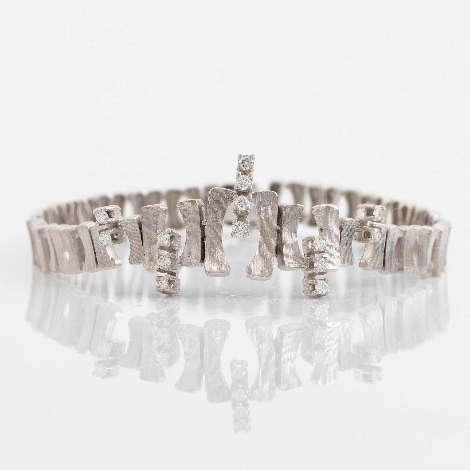 18K white gold and brilliant cut diamond bracelet.