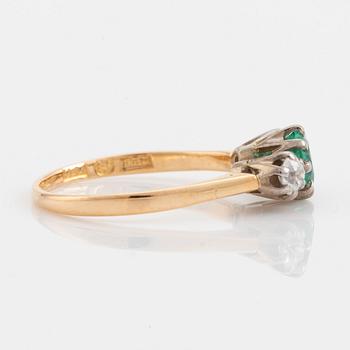 Ring med smaragd och gammalslipade diamanter.
