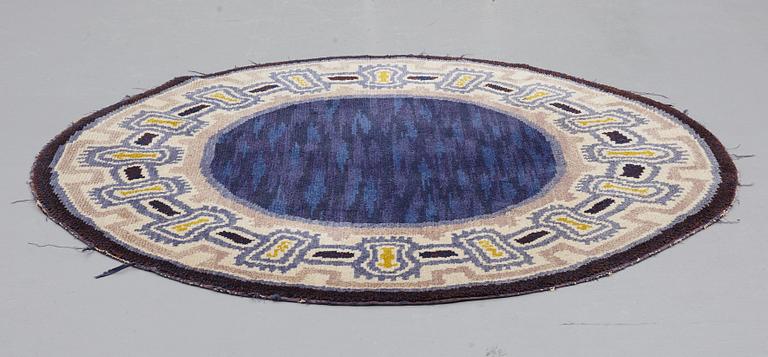 MATTO, almost circular, knotted pile, ca 187 x 178 cm, probably Sweden around the middle of the 20th century.