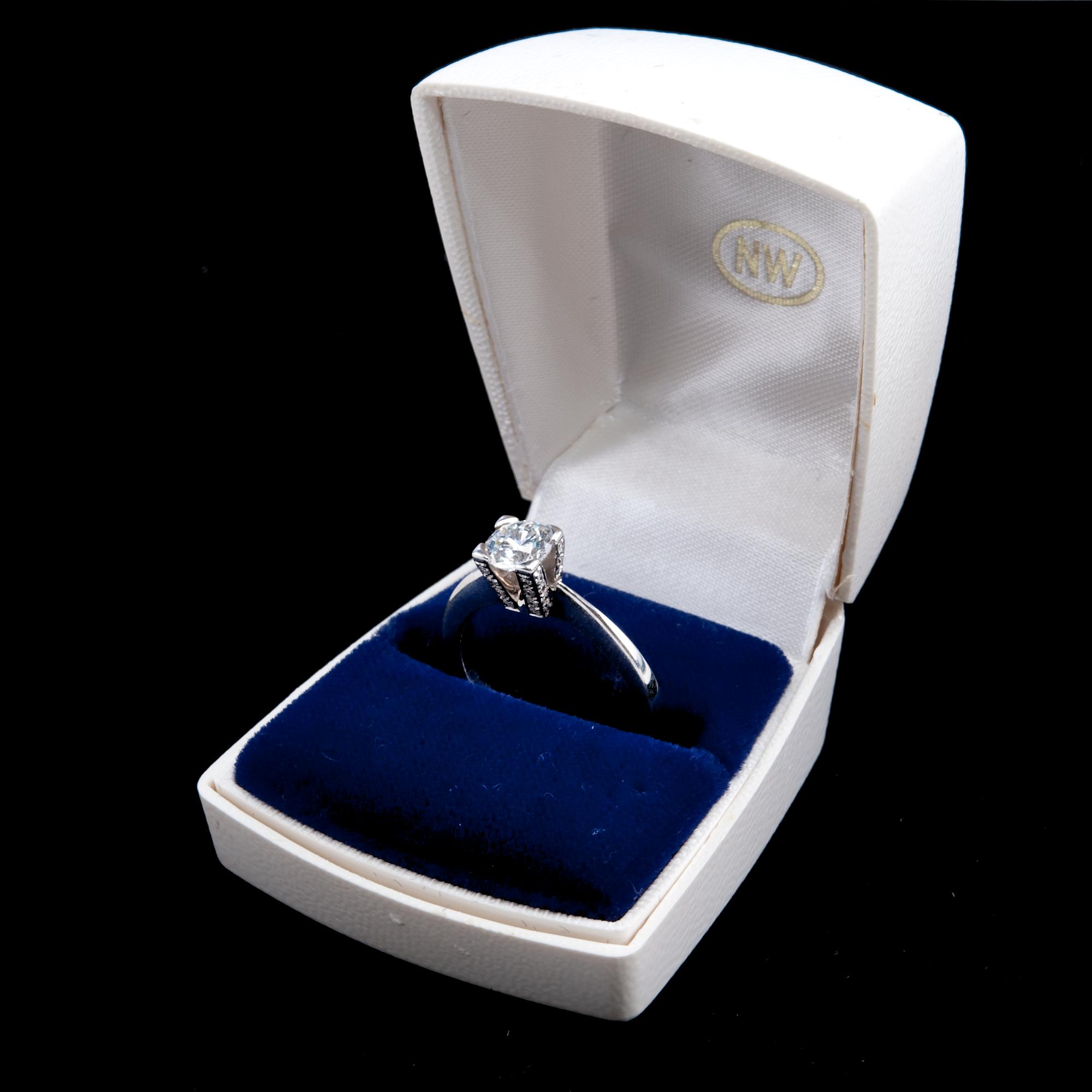 TIMANTTISORMUS, briljanttihiontainen timantti n. 0,85 ct ja pieniä timantteja n. 0,30 ct yhteensä.