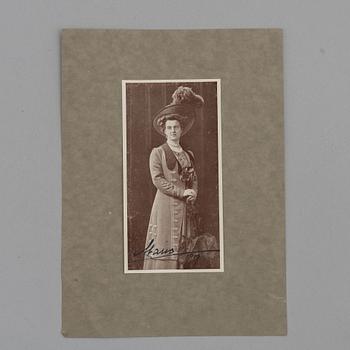 Kungliga fotografier, 2st egenhändigt signerade av prins Wilhelm och prinsessan Maria, daterade 1906 resp 1909.