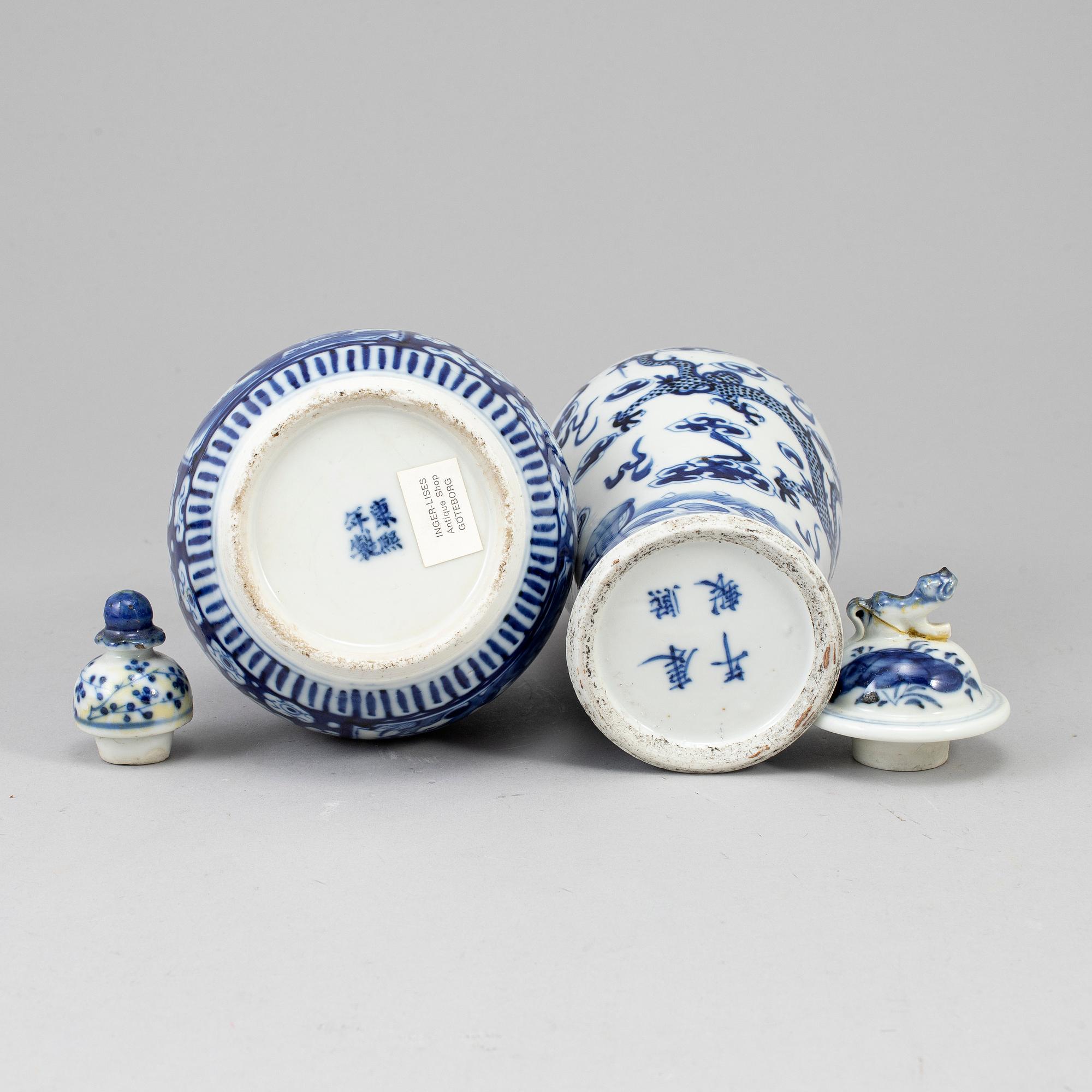 Two blue and white vases with covers, Qing dynasty, Qianlong (1736-95).