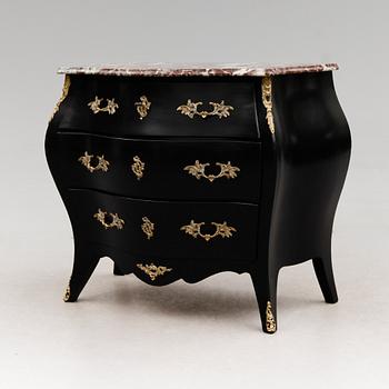 BYRÅ, rokokostil, 1900-talets andra hälft.