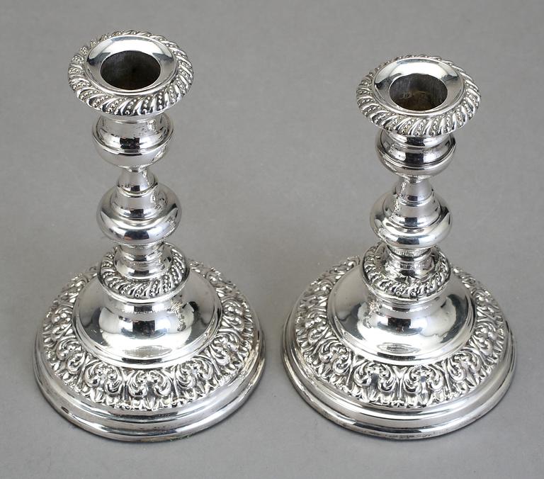 LJUSSTAKAR, ett par, silver, David Hirsch Hermansson & Co, Stockholm 1838. Total vikt 530 gr.