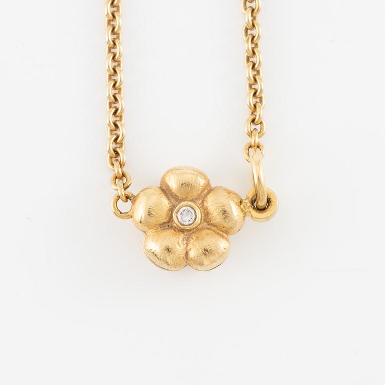 Ole Lynggaard, collier, 18K guld med dekor av blomma med briljantslipade diamanter.