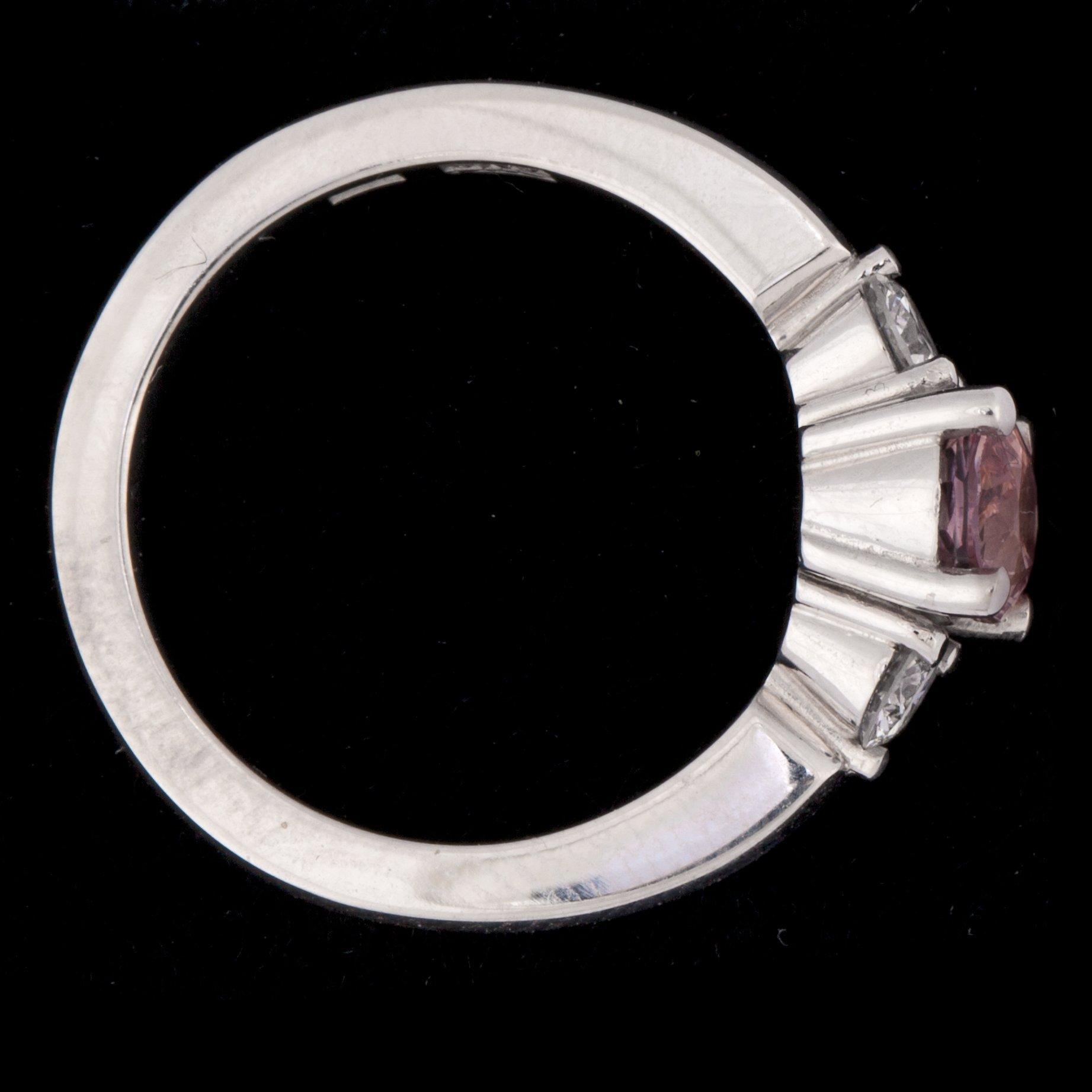 An orangy-pink sapphire and brilliant cut diamond ring, tot. app. 0.20 cts.