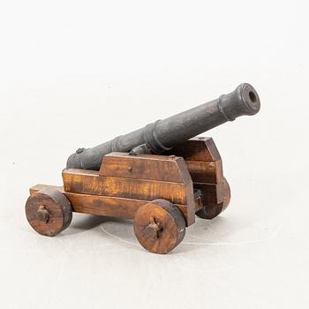Skeppskanon med lavett 1900-tal eller äldre.