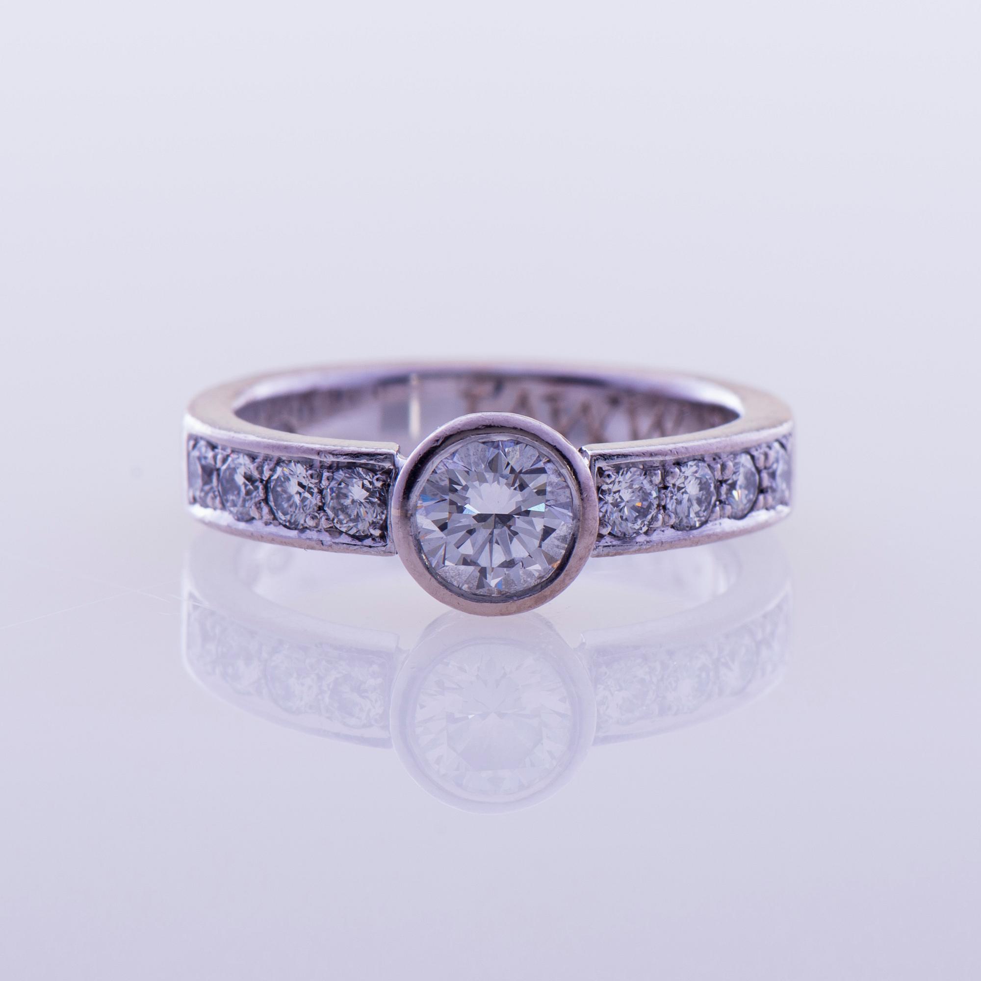 RING, 18K vitguld, briljantslipade diamanter. R. Nossenko, Helsingfors 2004. Vikt ca 5,1 g.