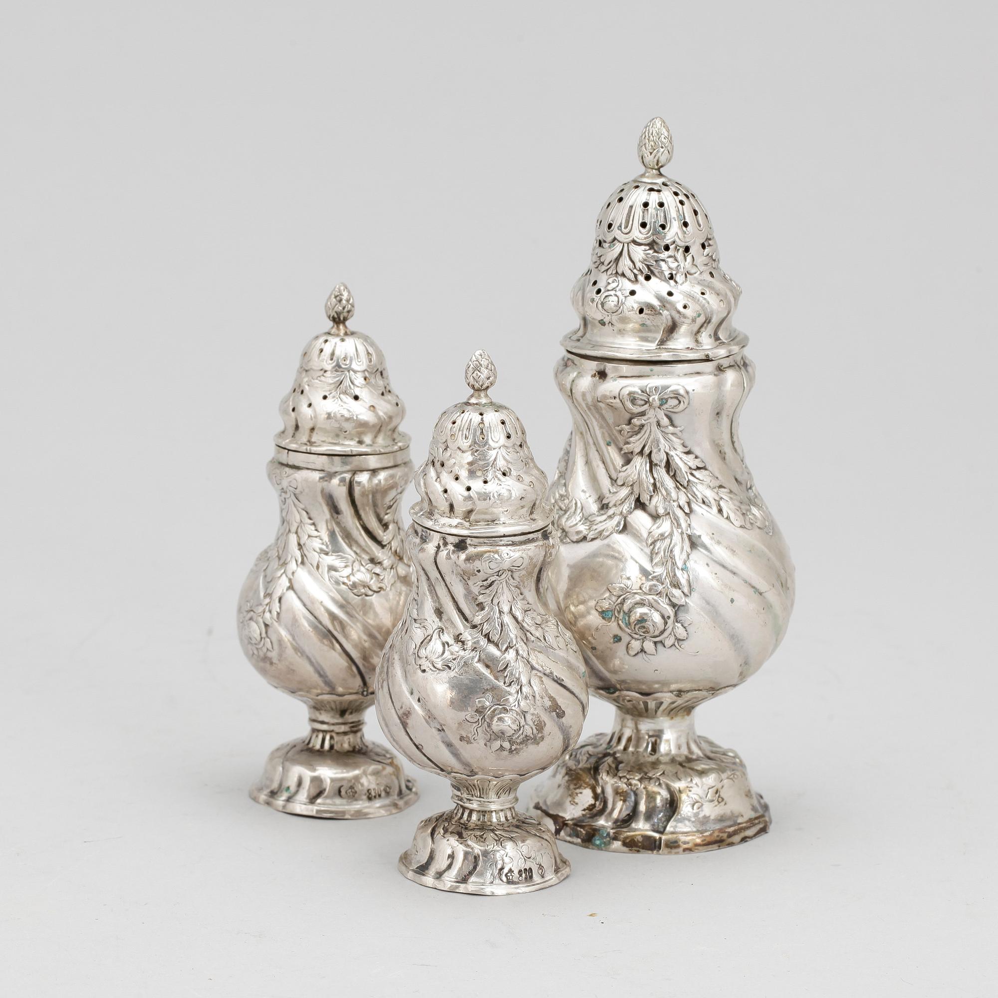 SOCKERRUSKA samt SALT och PEPPARSTRÖARE, silver, rokokostil, 18/1900-tal. Vikt ca 208g.