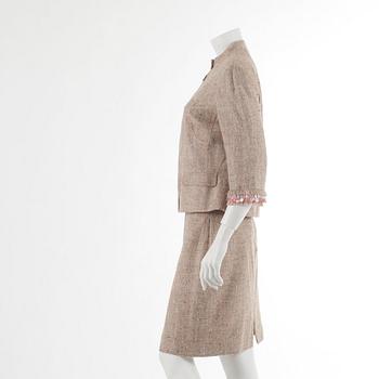BRIONI, a two-piece suit consisting of a jacket and skirt. Italian size 46.