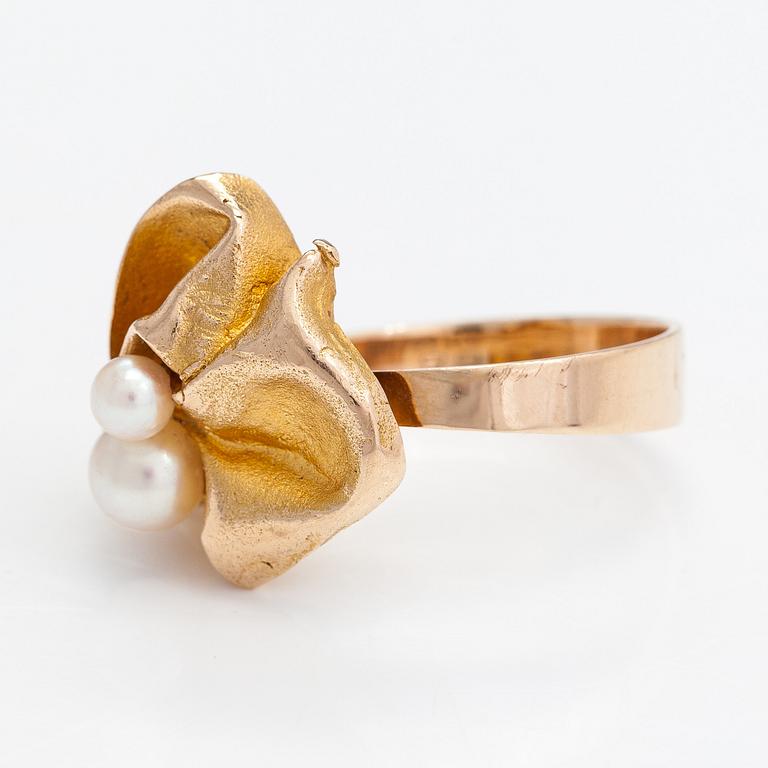 Björn Weckström, A 14K gold ring 'Broken leaf' with cultured pearls for Lapponia 1968.