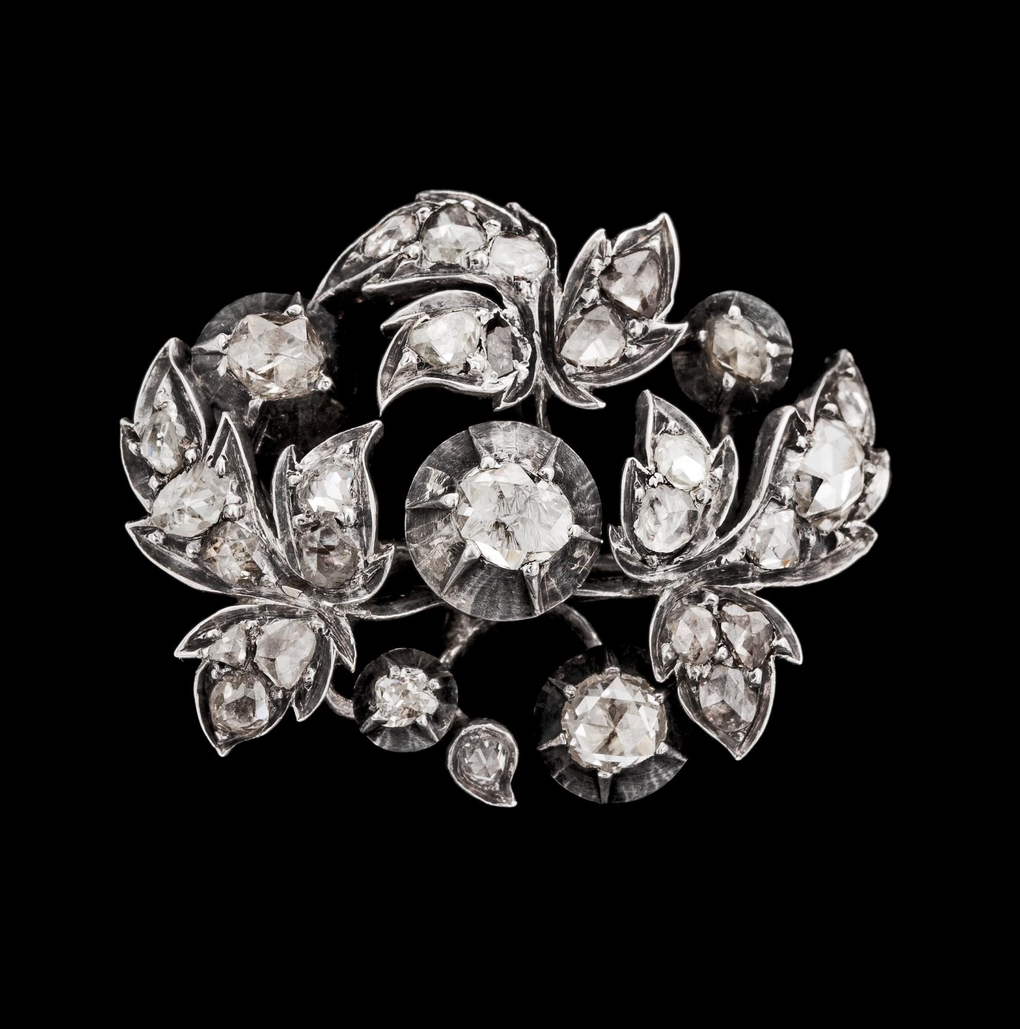 BROSCH, stiliserad blomsterkvist med rosenslipade diamanter, 1800-talets andra hälft.