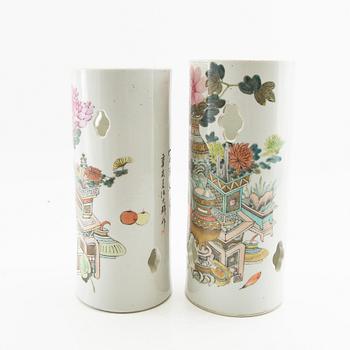 Vaser/Perukstockar 2 st Kina 1900-tal porslin.