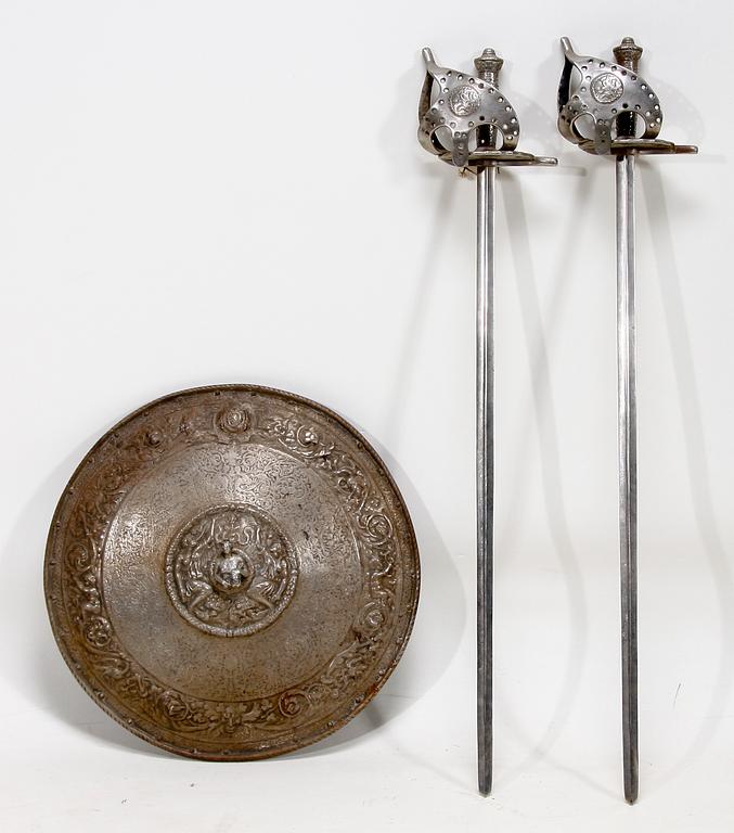 DEKORATIONSSVÄRD, 2 st med SKÖLD, 1800-talets andra hälft.