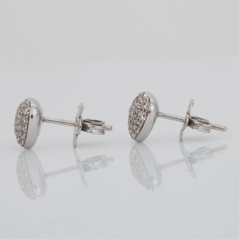 A matching heart-shaped, necklace and pair of earrings, set. Total gem weight circa 0.80 ct.