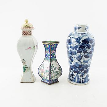 Vaser 3 st Kina 17-900-tal porslin samt emalj.