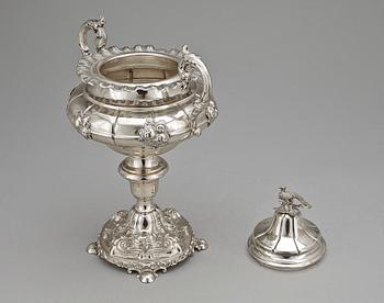 UPPSATSSKÅL med LOCK, silver, nyrokoko, Carl Nyström Stockholm 1848. Tot vikt ca 940g.
