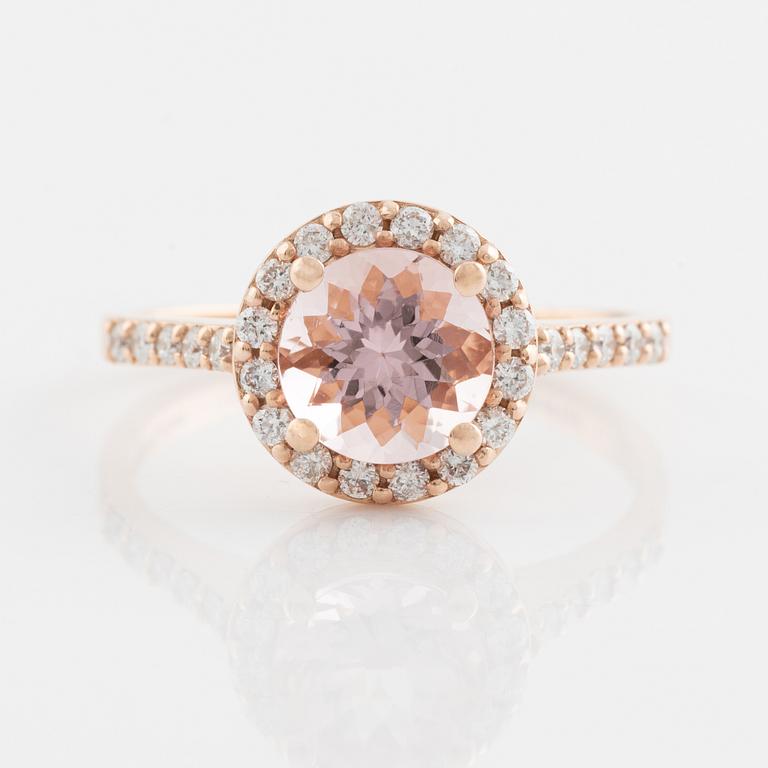 Ring, med morganit och briljantslipade diamanter.