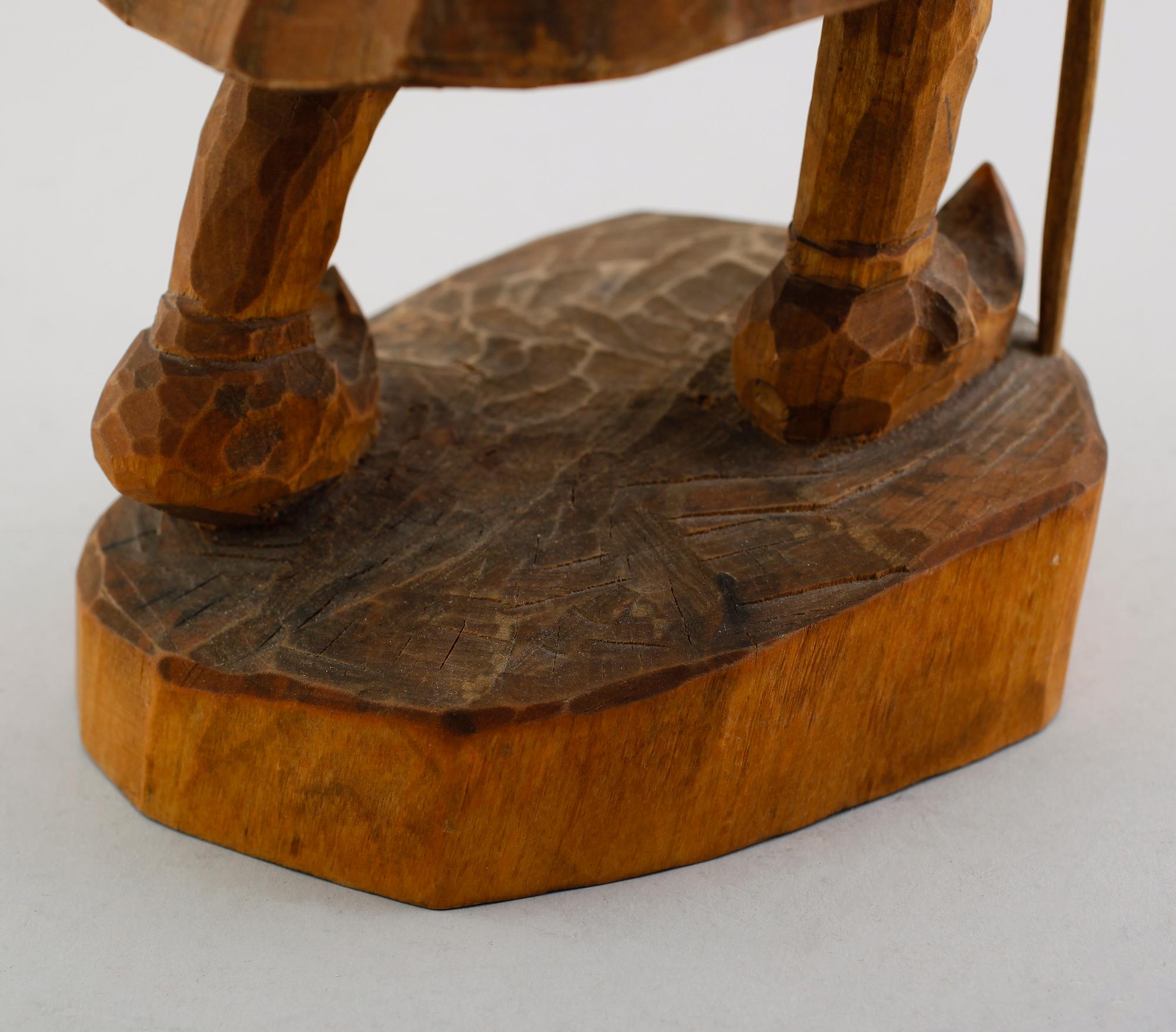 FIGUR, skuret trä, Bengt Jonsson, Kedträsk, Kusfors,  monogramsignerad BJ, 1900-talets första hälft.