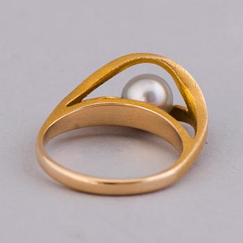 A RING, cultured pearl, 14K gold. Lapponia 2002.