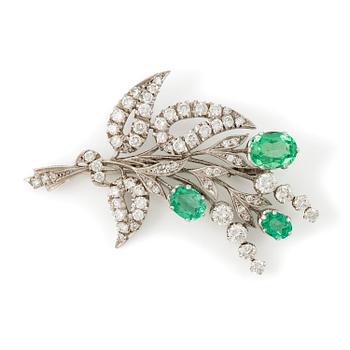500A. Brooch 18K white gold in the form of a bouquet with emeralds and octagonal and round brilliant-cut diamonds.
