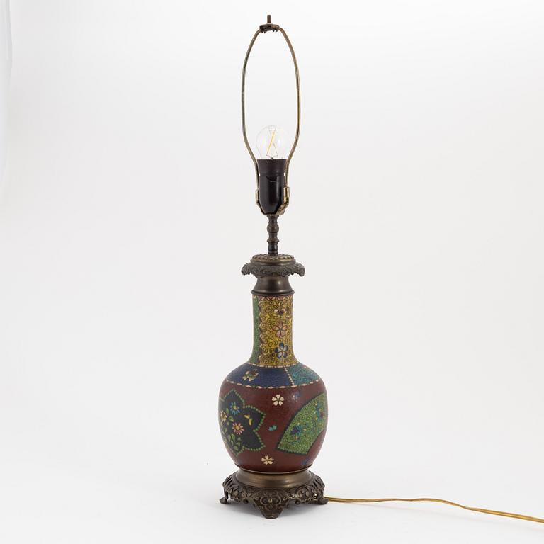 Vas, omgjord till bordslampa, cloisonné, Kina, tidigt 1900-tal.