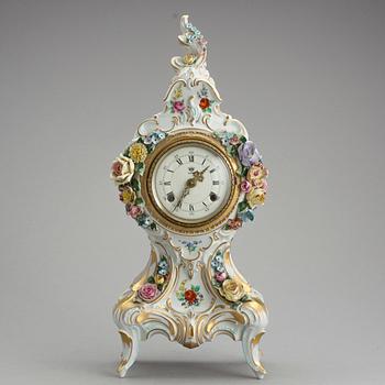 BORDSUR, porslin, rokokostil, urtavla märkt Dresden, 1900-tal.
