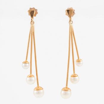 A pair of earrings in 18K gold with cultured pearls.