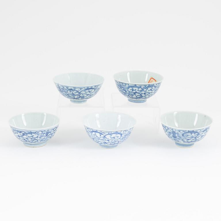 Skålar, fem stycken, porslin, Kina, sen Qingdynasti, omkring år 1900.