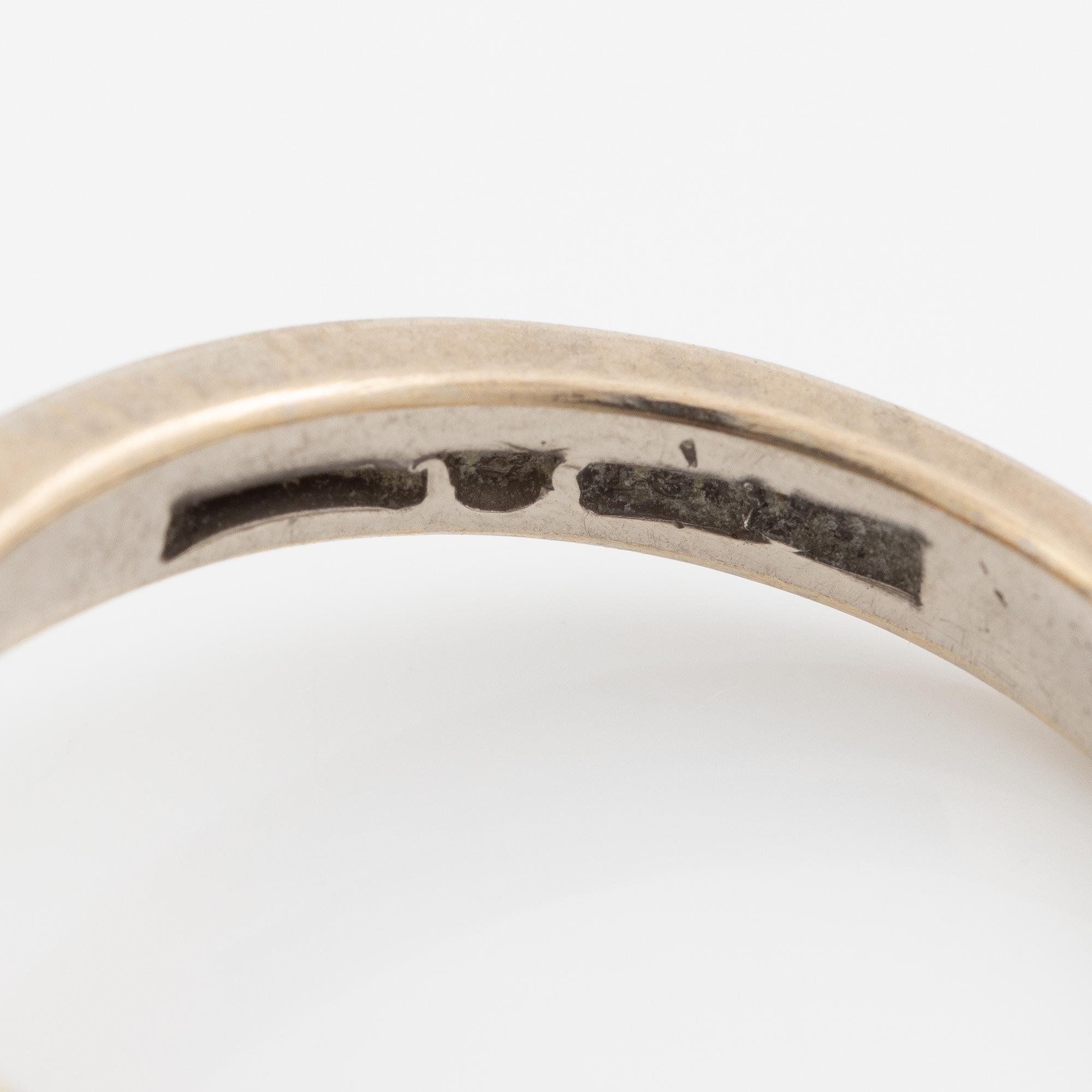 Ring, 18K white gold with sapphires and brilliant-cut diamonds.