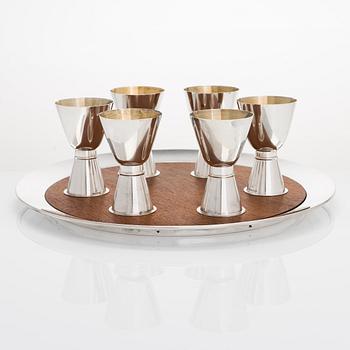 Tapio Wirkkala, A set of six silver beakers on a teak and silver tray, Kultakeskus, Hämeenlinna 1960-1975.