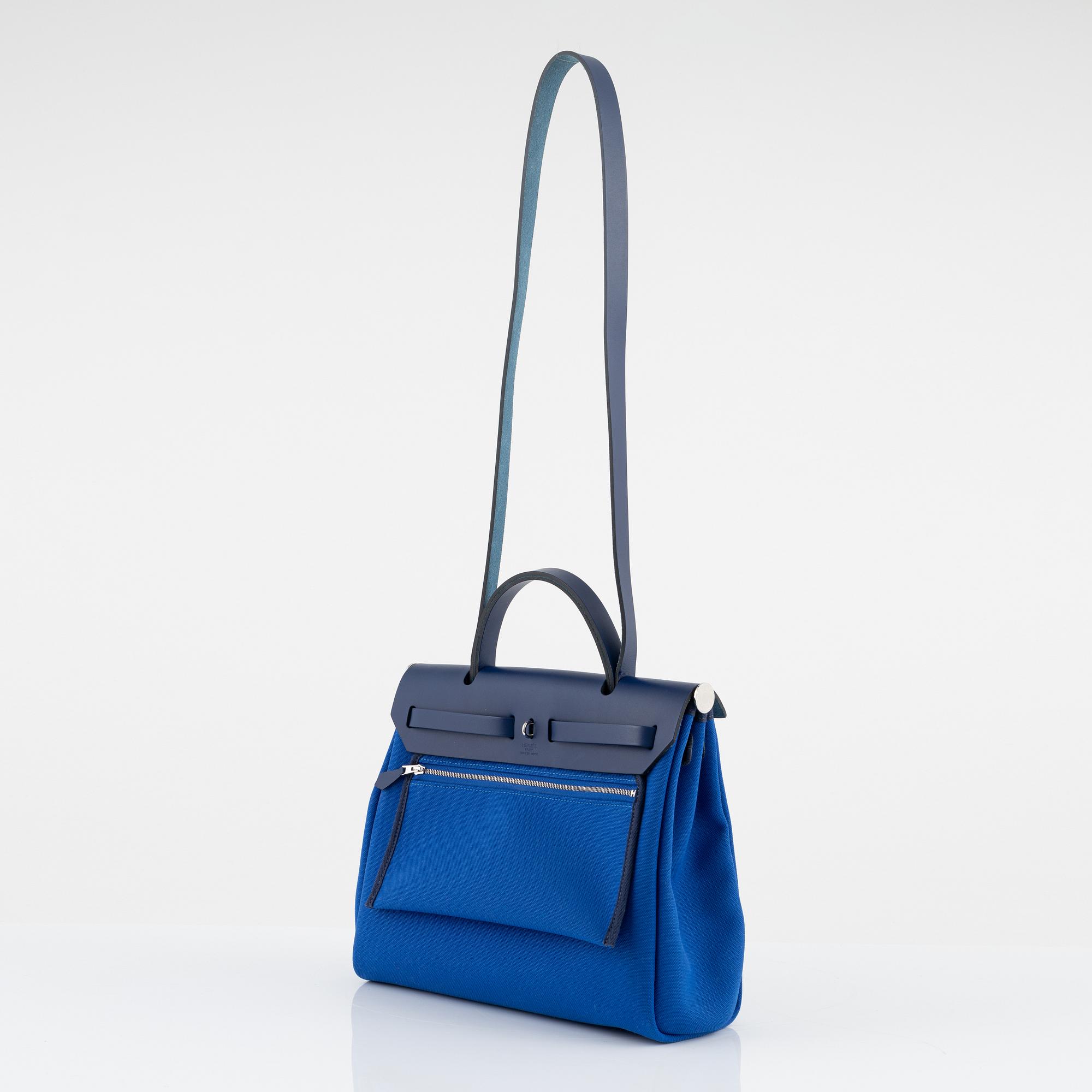 Hermes a Herbag Zip 31 handbag in Bleu Saphir Hunter leather and Bleu Billard military canvas 2021. Bukowskis