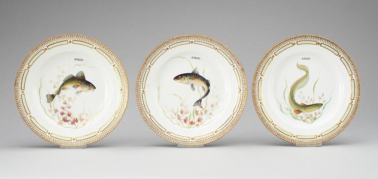 A set of 22 Royal Copenhagen 'Fauna Danica' dinner plates, 20th Century.