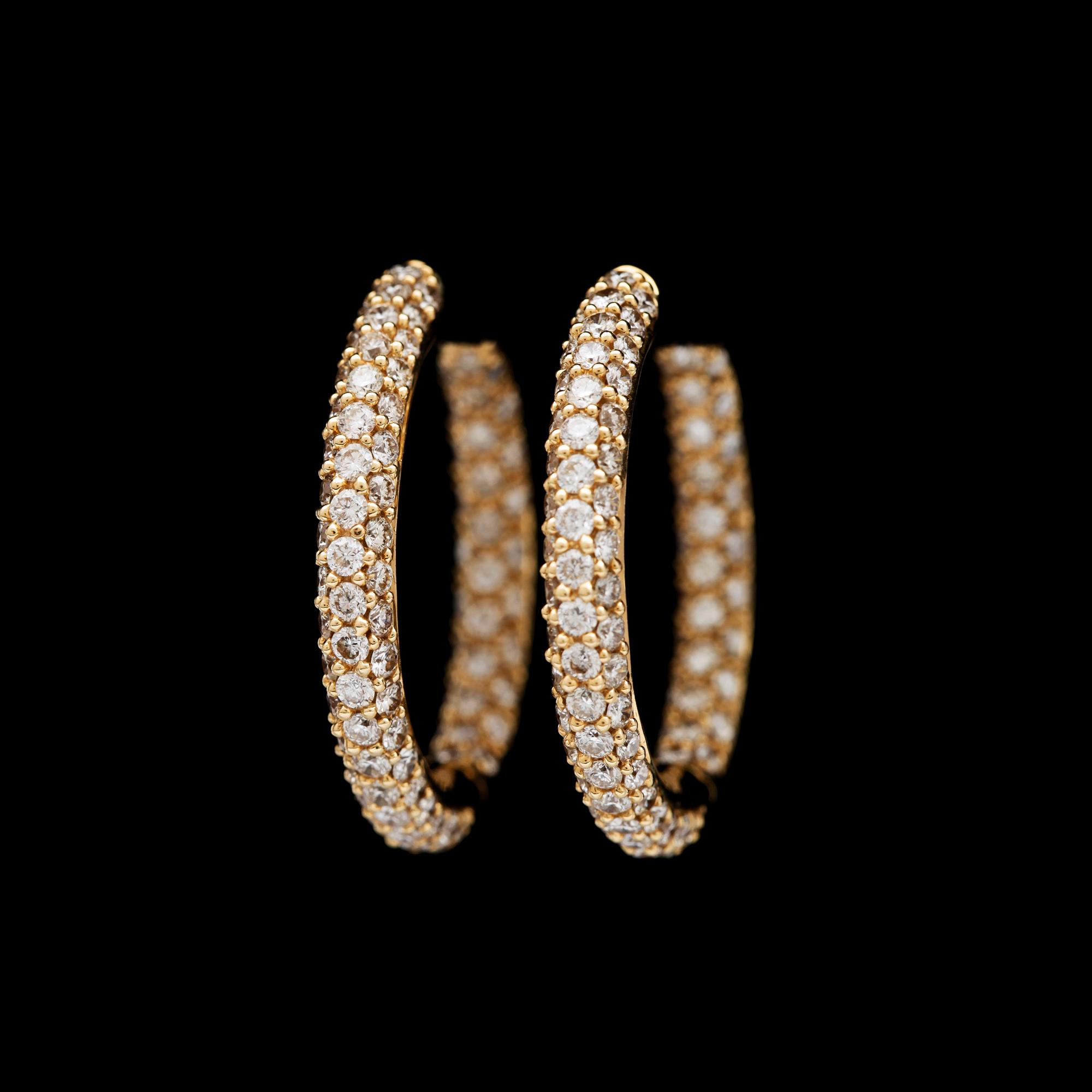 ÖRHÄNGEN, 176 briljantslipade diamanter, tot. 3.29 ct.