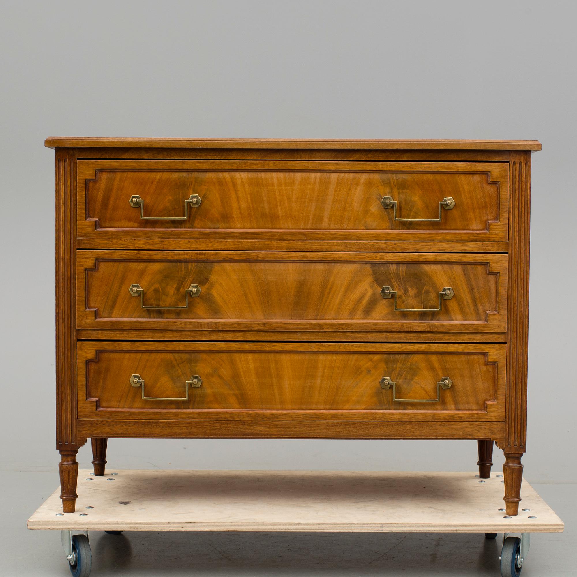 BYRÅ, Louis XVI-stil, 1900-tal.