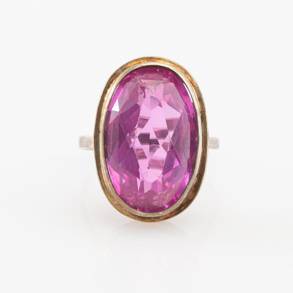 Tiara av silver med odlade pärlor och rosa fasetterat glas, ring av silver med syntetisk rosa safir, Hässleholm 1964.