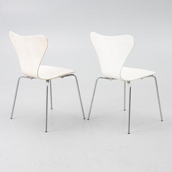 Arne Jacobsen, a pair of 'Seven' chairs, Fritz Hansen, Denmark, 1970.